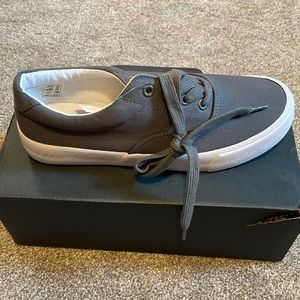Hollister lo, casual shoe…new with tags